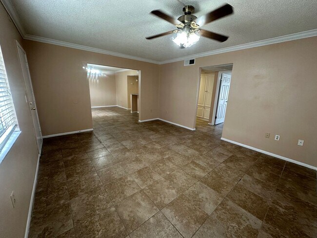 Building Photo - ONE MONTH FREE - 2br - 1000ft2 - Affordabl...