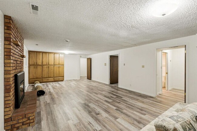 Building Photo - Charming Townhome