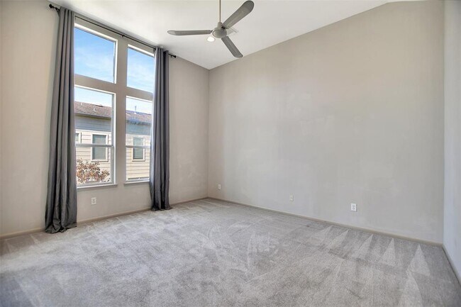 Building Photo - 5202 Lillian St