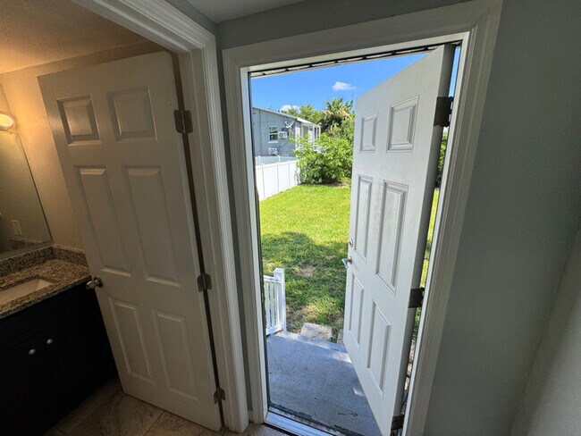 Building Photo - 809 Bentley St