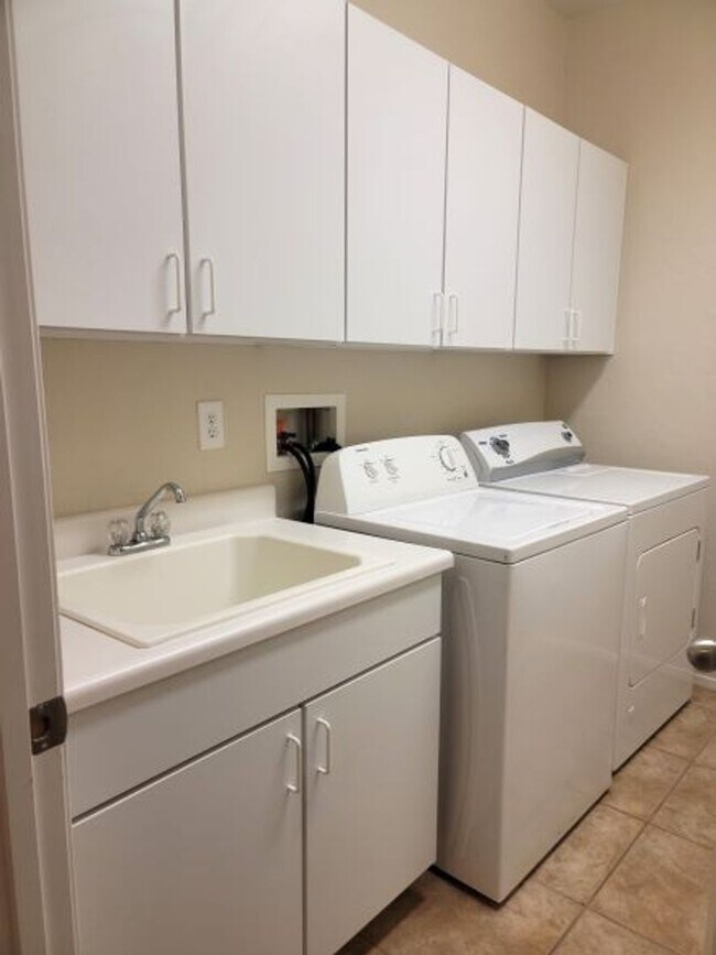 Building Photo - Single story with lots of tile in living a...