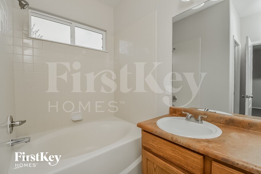 Building Photo - 10116 Kings Canyon Dr