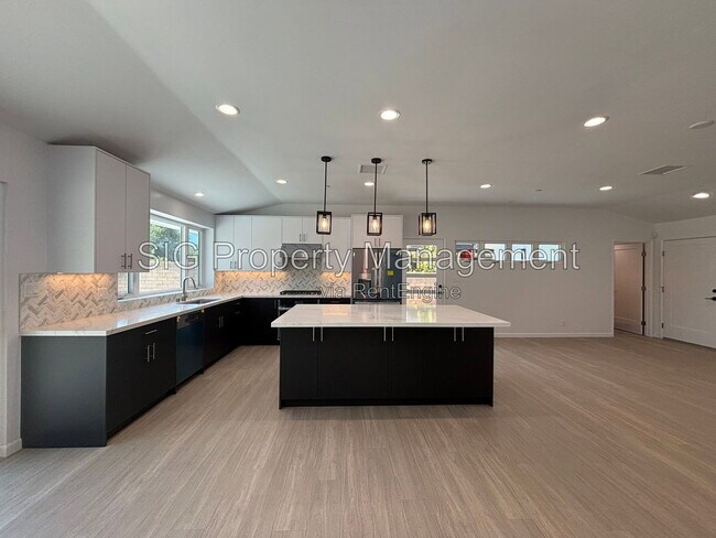 Building Photo - 2230 Sherwood Pl