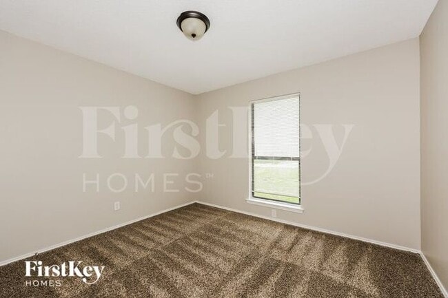 Building Photo - 3225 Amber Dr S