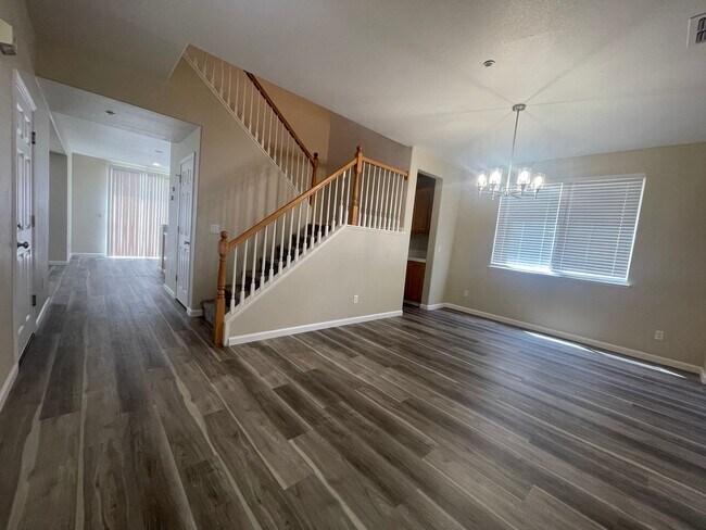 Building Photo - Beautiful 4 Bedroom Close to Downtown Brentwood!