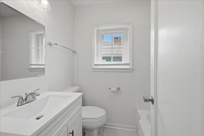 Building Photo - 1511-1511 N Chester Ave