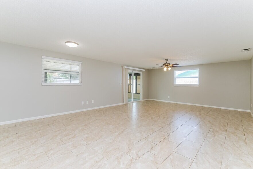 Building Photo - 516 Firefly Ln