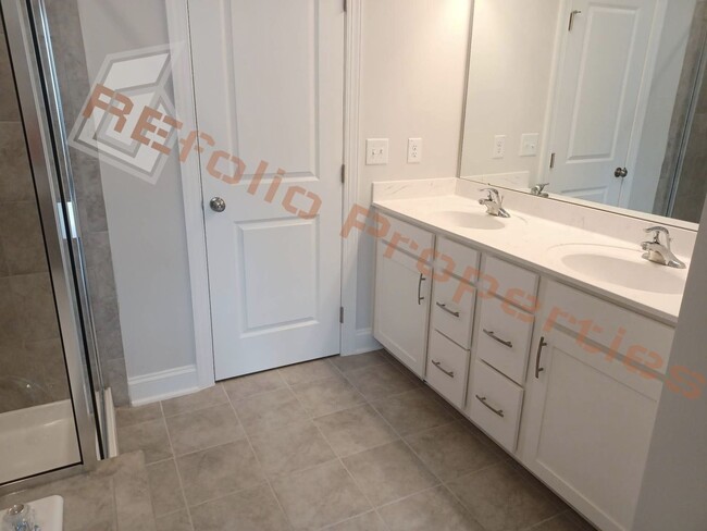 Building Photo - Gorgeous 3 Bedroom, 2.5 Bath,  1-Car Garag...