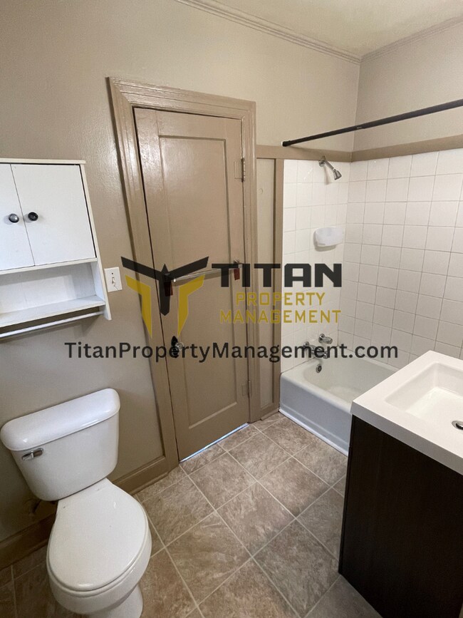 Building Photo - Charming Downtown Apartment