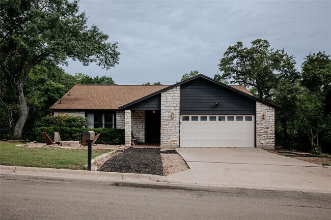 Building Photo - 11210 Hidden Bluff Dr
