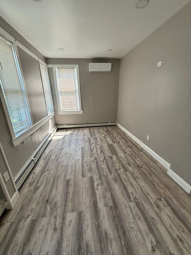 Building Photo - 131 Alexander Ave