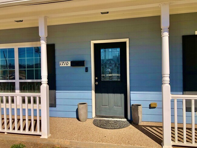 Building Photo - 3BR/3BA House Near Campus