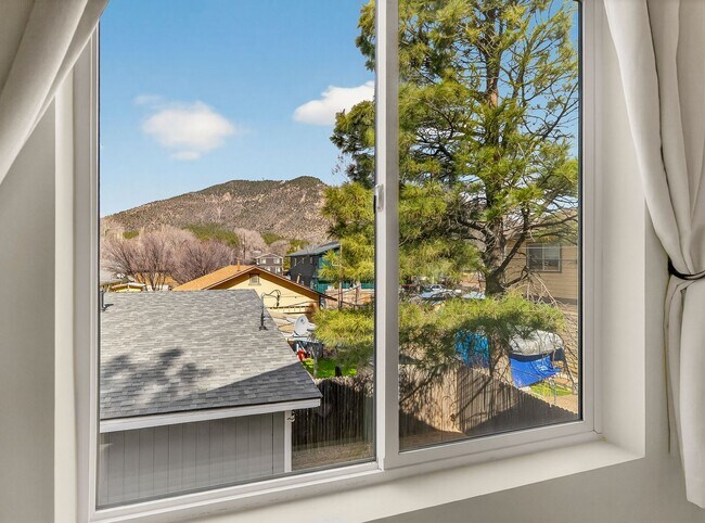 Building Photo - 4 Bedroom Flagstaff Rental