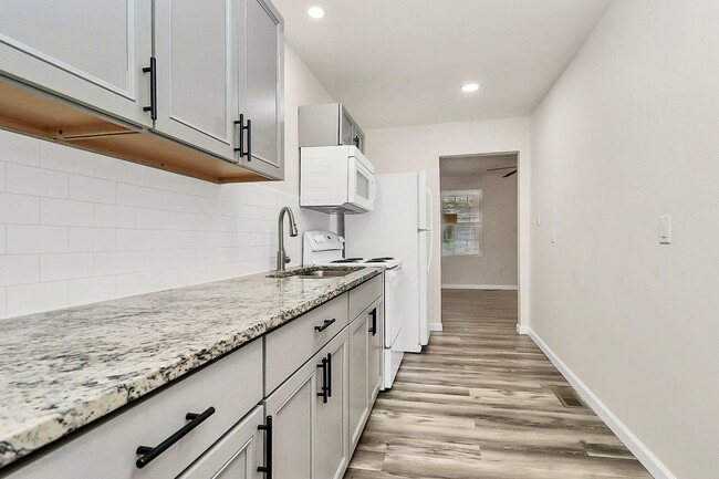 Building Photo - Rent Special on Affordable Duplex in Ender...