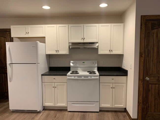 Building Photo - 715 Cottonwood Ct