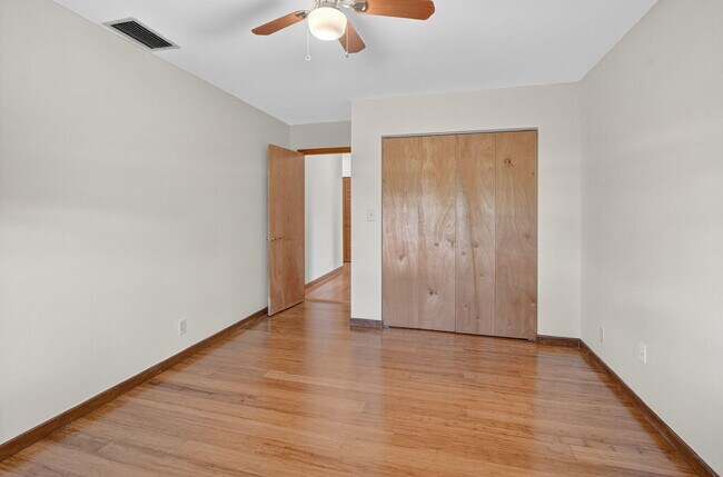 Building Photo - 6385 Hollandaire Dr E