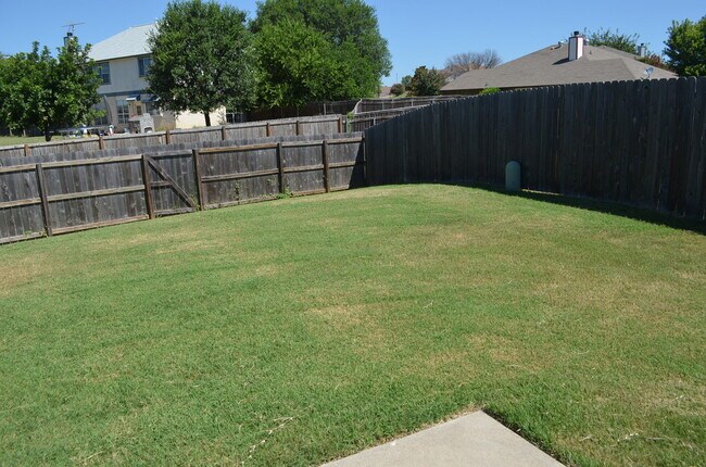 Building Photo - 2521 Creek Dr