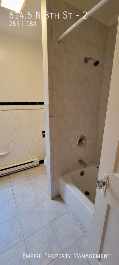 Building Photo - 2nd Floor 2 Bedroom 1 Bathroom Apartment i...