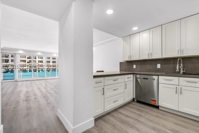 Building Photo - 3430 Galt Ocean Dr