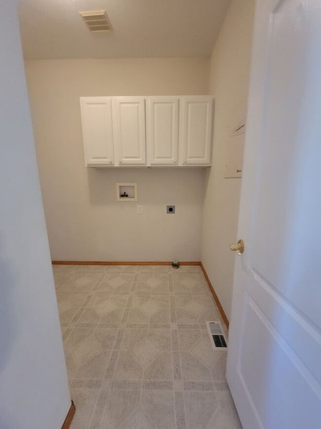 Building Photo - 100 Sapphire Pl