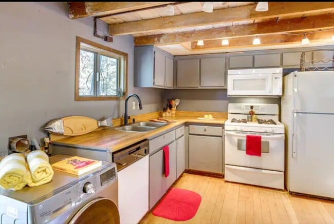 Building Photo - Lovely Home: 2BR+Bonus at Cul-De-Sac in Gr...