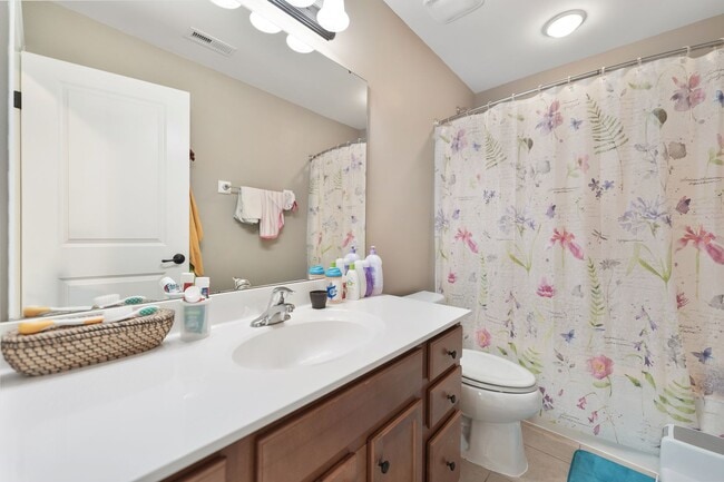 Building Photo - Available Early September! Gorgeous 5 Bed, 3.5 Ba Located In Kitts Creek - Pet Friendly!