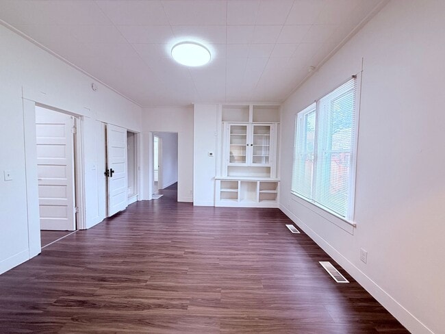 Building Photo - Charming 4BR with Modern Updates & Large Fenced Yard in SE Portland!