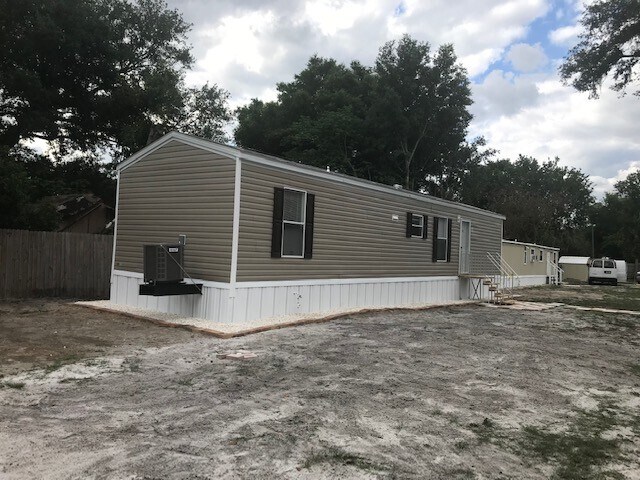Building Photo - Two-bedroom Home with Water, Garbage, and Lawncare Included