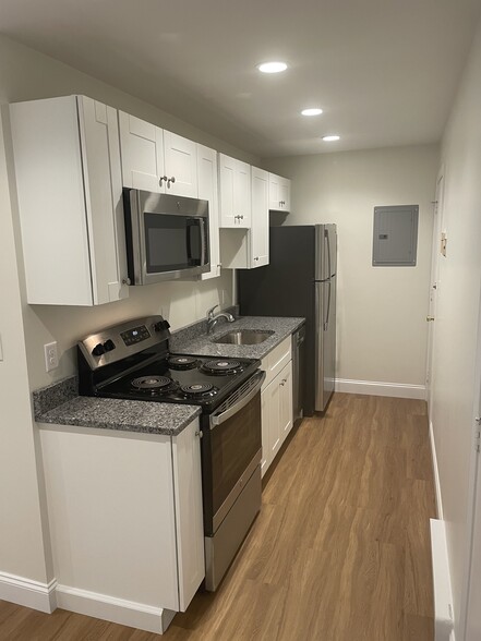 Building Photo - Gardner Lake Village - 100-106 WHITEHALL RD AMESBURY, MA 01913