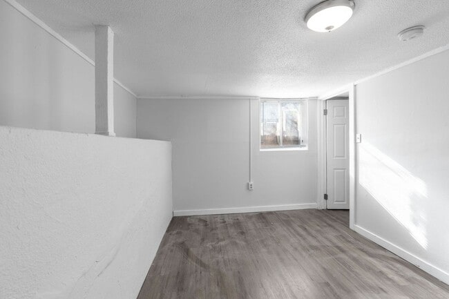 Building Photo - 145 N Ash St