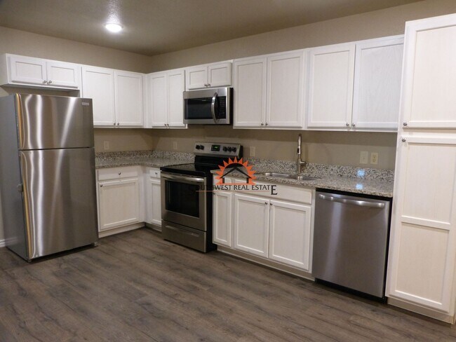 Building Photo - 1313 Mission Dr