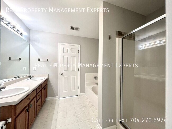 Building Photo - 6522 Point Comfort Ln