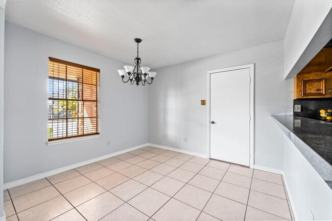 Building Photo - 13806 Long Glen Dr