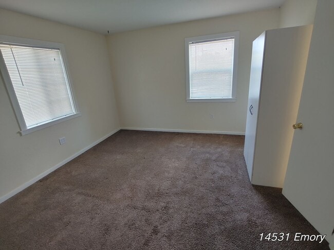 Building Photo - Lots of Light!