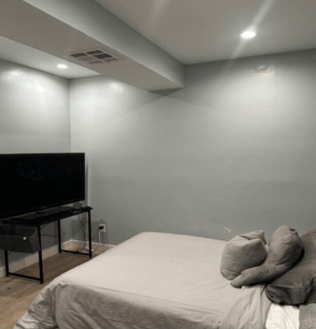 Building Photo - Larchmont Village Membership Community Shared Room