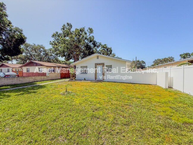 Building Photo - 470 93rd Ave N