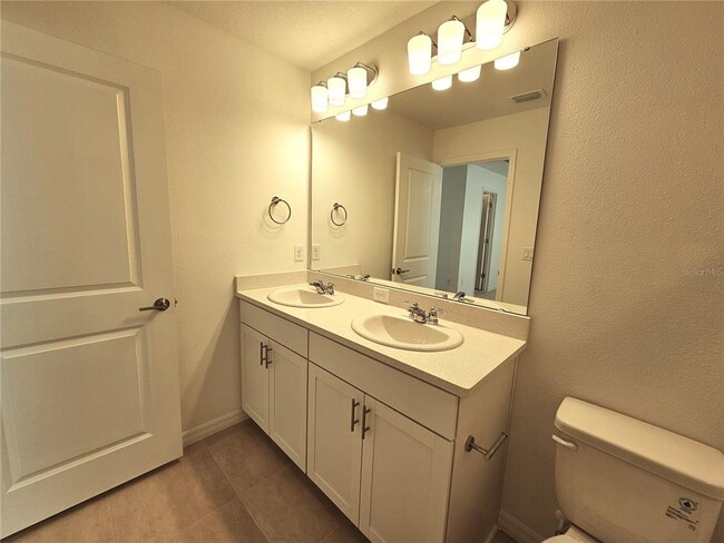 Building Photo - 15060 Cuzcorro Ct