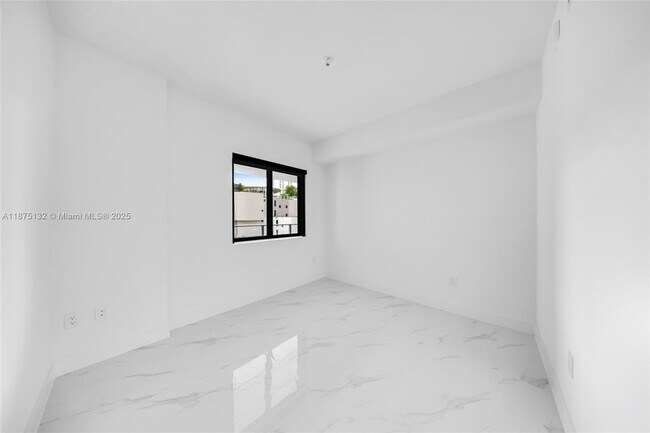 Building Photo - 700 NE 24th St