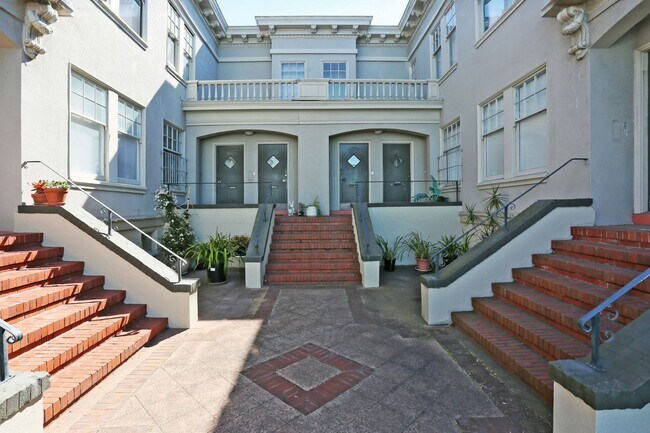 Building Photo - 306 20th Ave