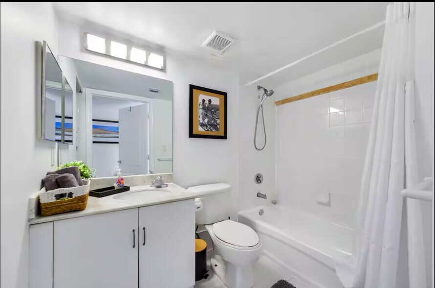 Building Photo - 1200 Brickell Bay Dr