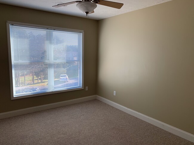 Building Photo - 2BR, 2.5 Ba End unit townhouse in Pikes Place