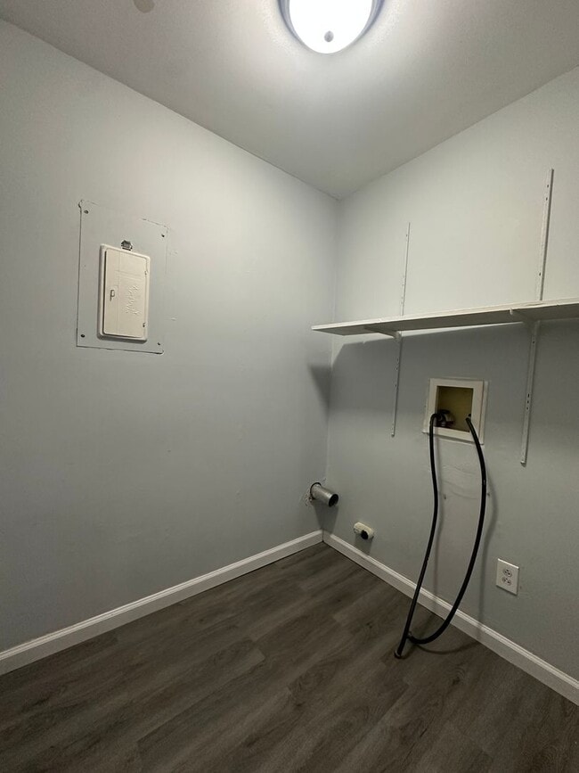 Building Photo - Available Now! Townhouse in Jacksonville