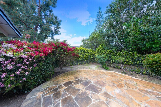 Building Photo - Charming Corner Lot Home on Oversized 10,000 Sq Ft Lot