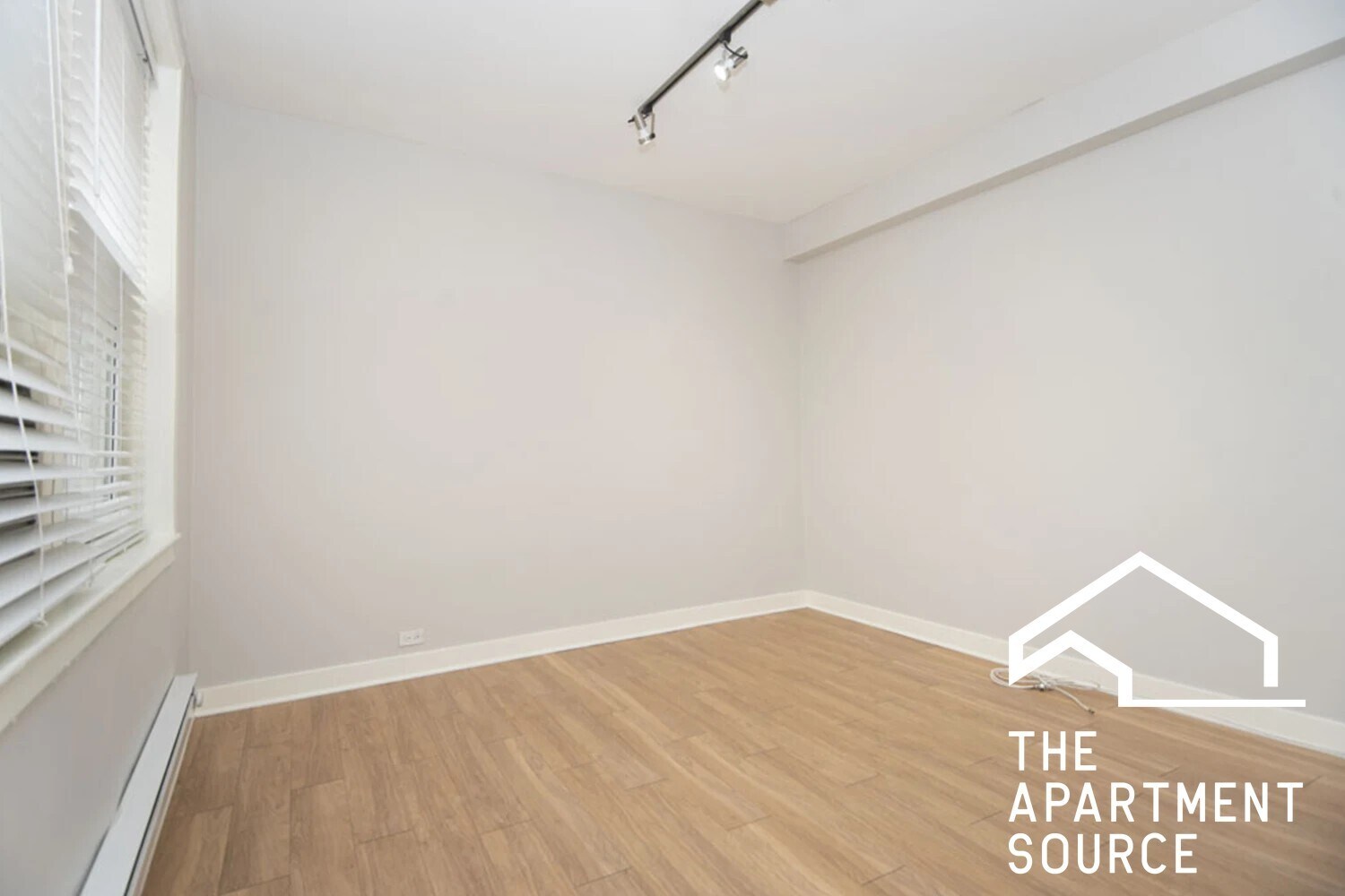 Building Photo - 511 W Belmont Ave