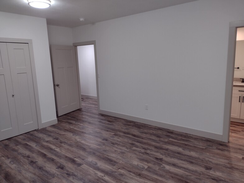 Master bed - 6821 S Cook Dr
