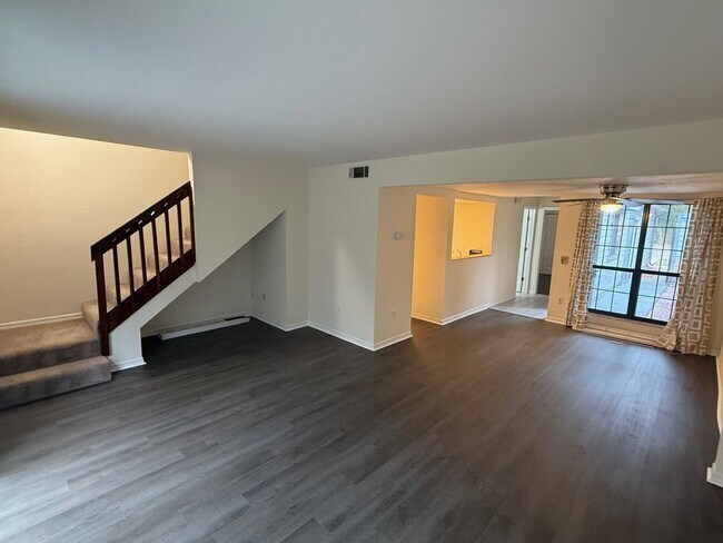 Building Photo - 3 Bedroom Backing up to San Felasco Hammock