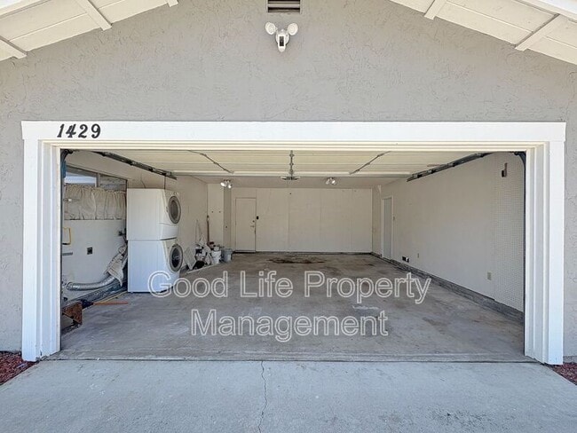 Building Photo - 1429 Esperanza Way