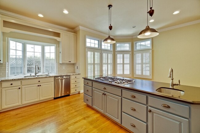 Building Photo - Stunning two-story spacious home on tranquil tree-lined street.
