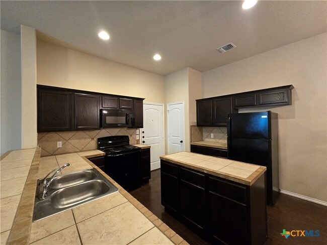 Building Photo - 697 Creekside Cir