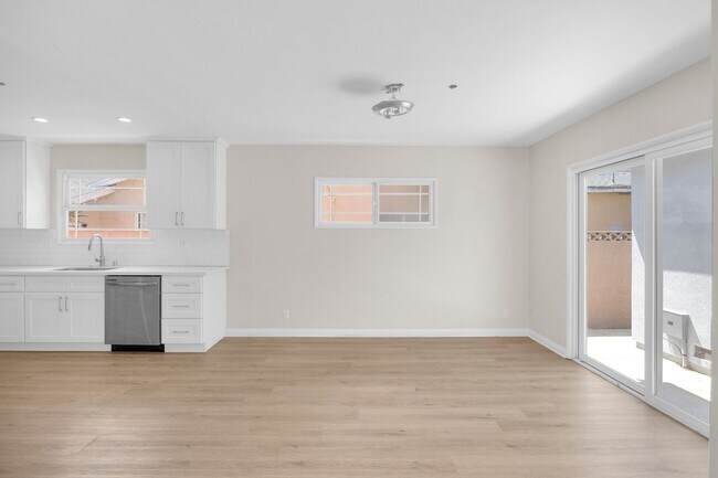 Building Photo - 3 Bedroom and 2 Bathroom Home – Close to C...